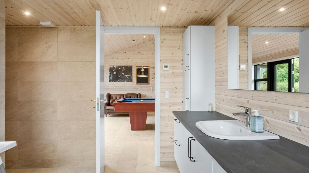 bathroom bathroom